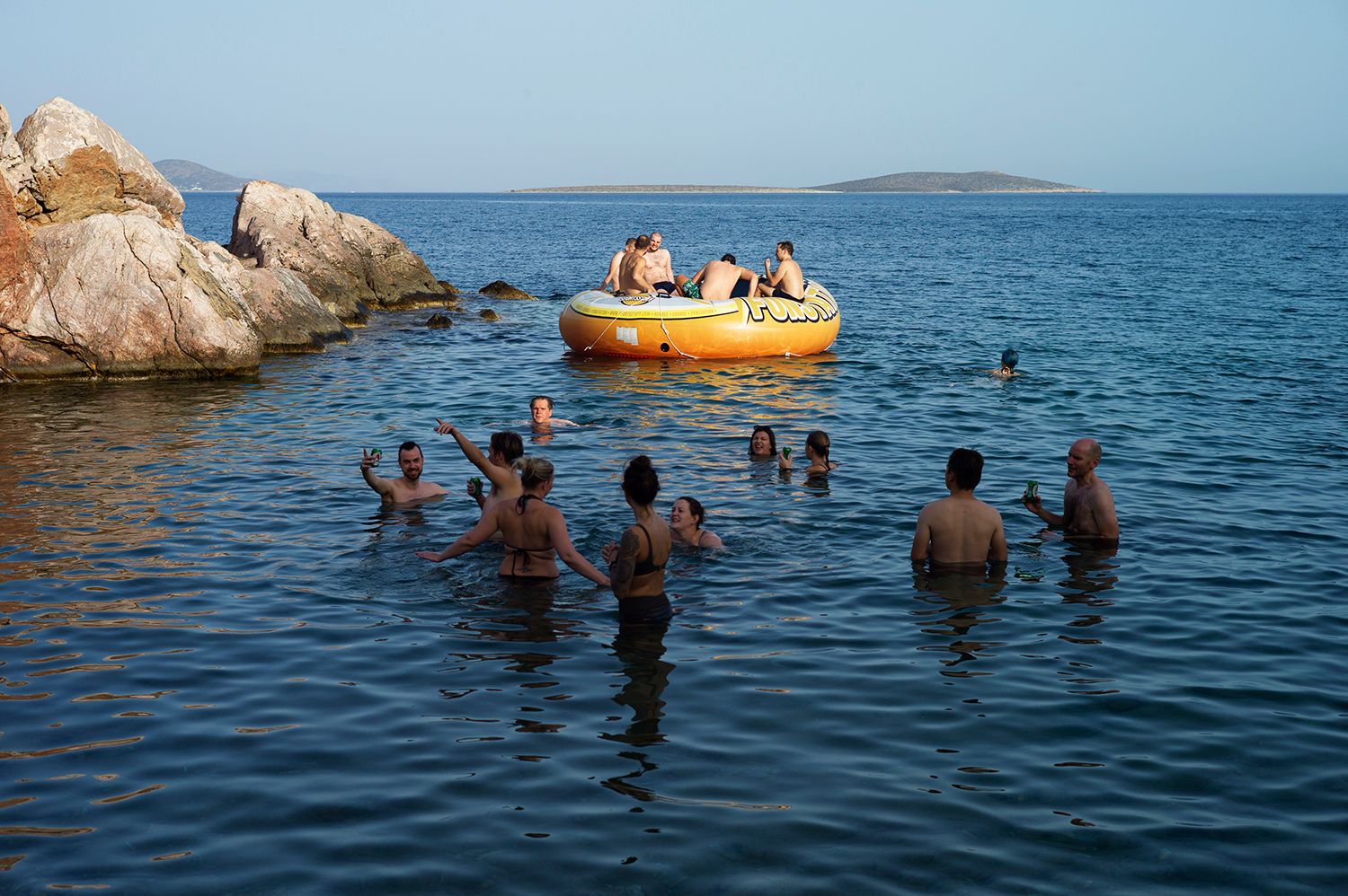 Fotografi som viser Fiken-ansatte som bader