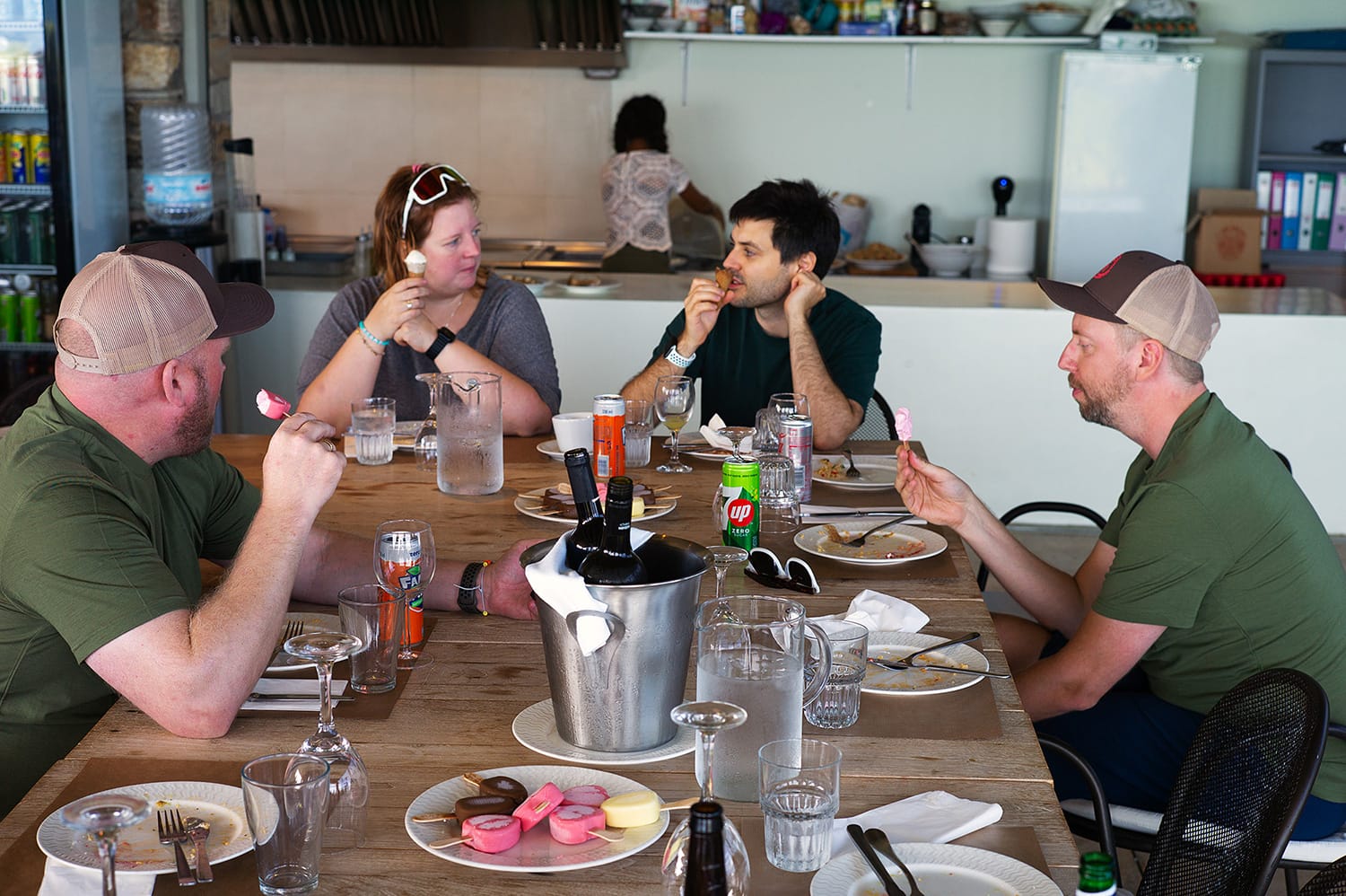 Fotografi av fire Fiken-ansatte som spiser is.