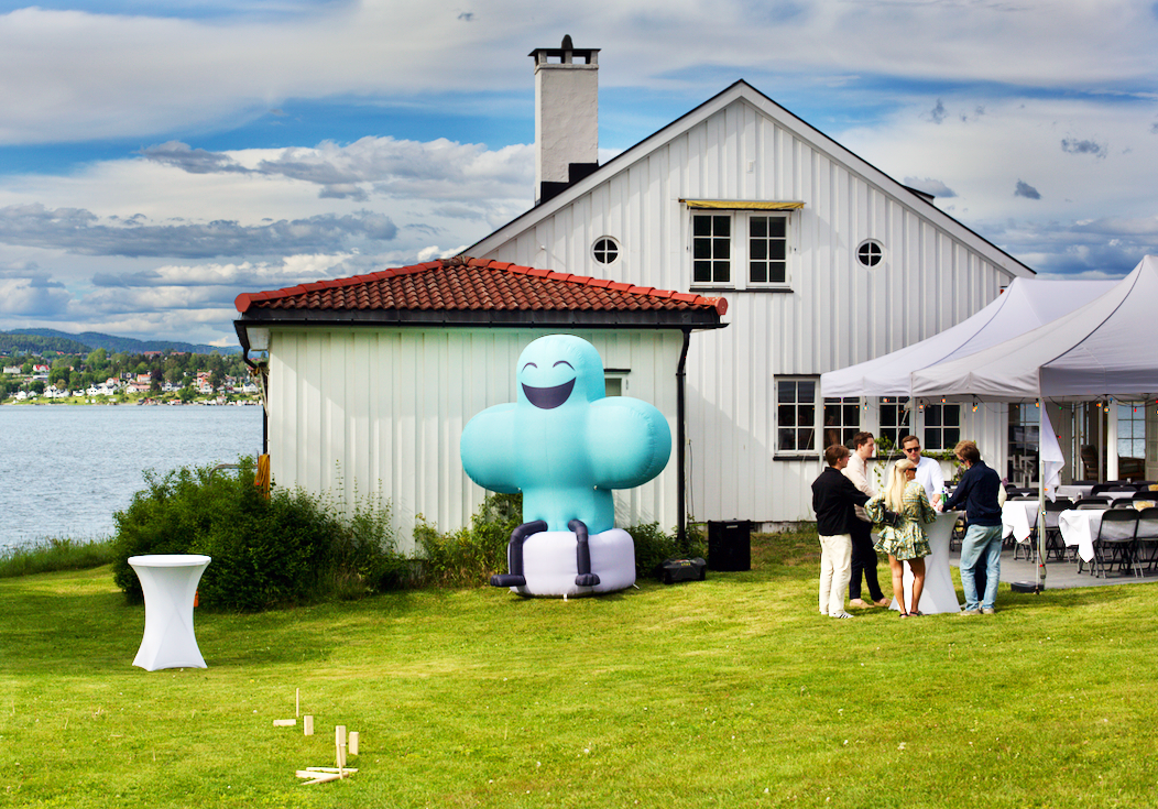 Fotografi av seks studenter som jobber i Fiken